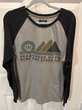 hippy tree long sleeve Gray/black Tee Mountains/pine Trees L.argue.  1002